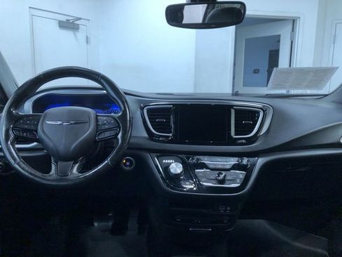 Used 2020 Chrysler Pacifica Touring-L Plus image 18