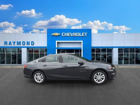 Used 2018 Chevrolet Malibu LT w/ LPO, Convenience Package 2 FWD image 2