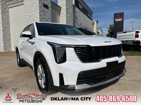 Used 2025 Kia Sorento LX FWD image 1