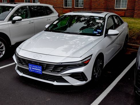 Used 2025 Hyundai Elantra SEL FWD image 13