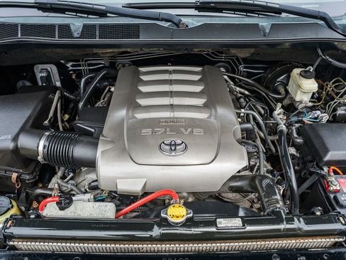 Used 2010 Toyota Tundra 4x4 CrewMax image 28