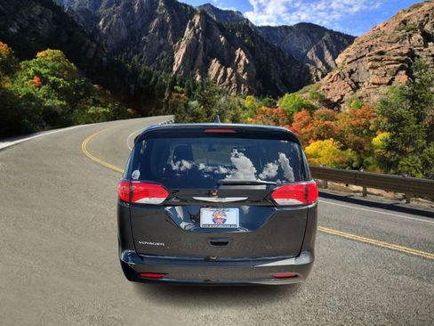 Used 2022 Chrysler Voyager LX image 4