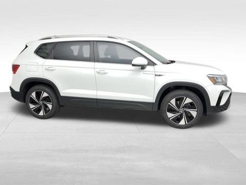 Certified 2024 Volkswagen Taos SE AWD/4WD image 10