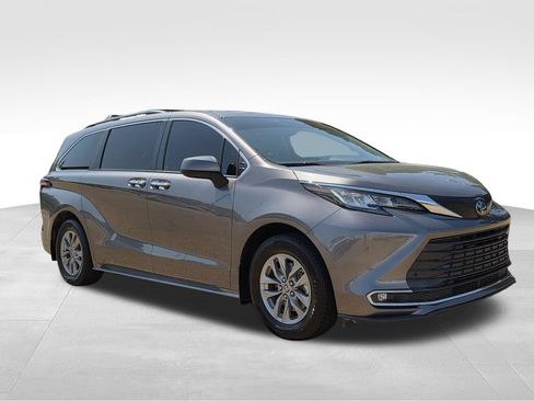 Used 2022 Toyota Sienna XLE FWD image 4