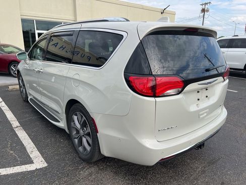 Used 2019 Chrysler Pacifica Limited image 4