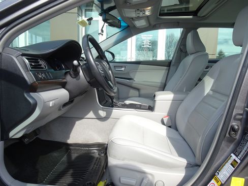 Used 2016 Toyota Camry XLE w/ Moonroof Package image 8