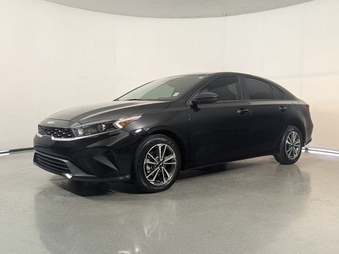 Used 2023 Kia Forte LXS FWD image 3