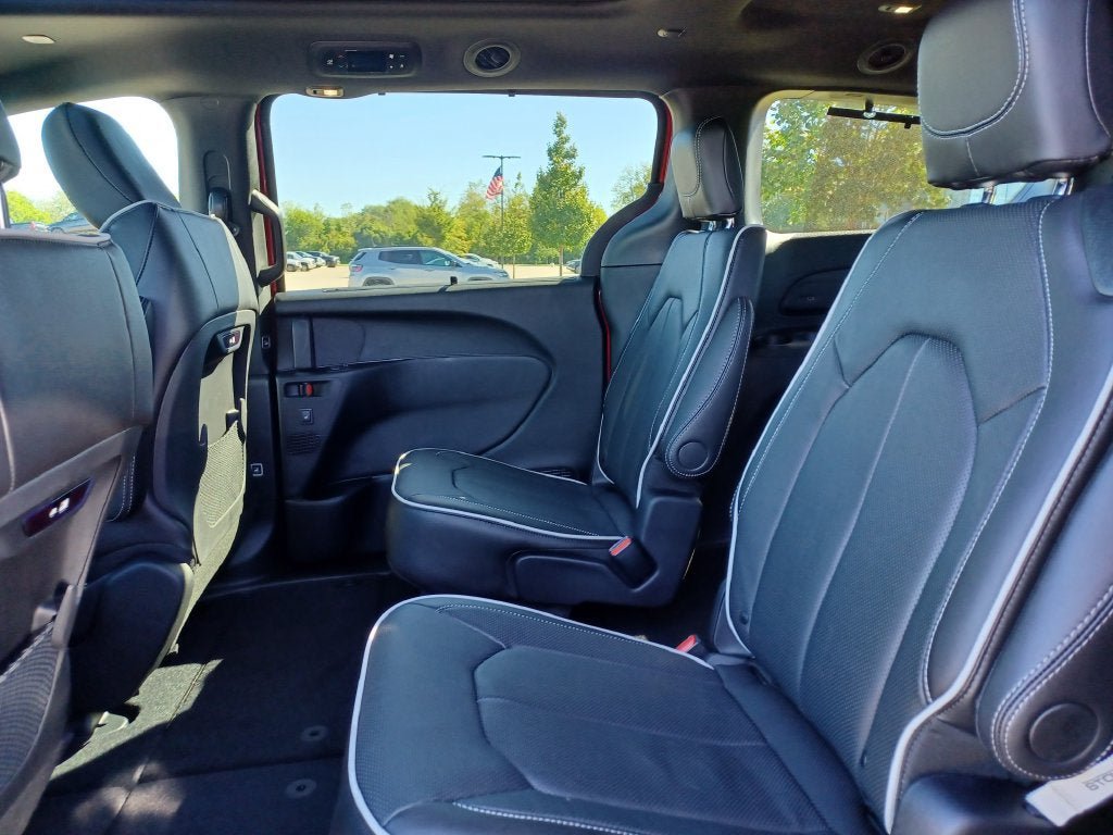 New 2027 Chrysler Pacifica Limited w/ Family Tech Group AWD/4WD image 28