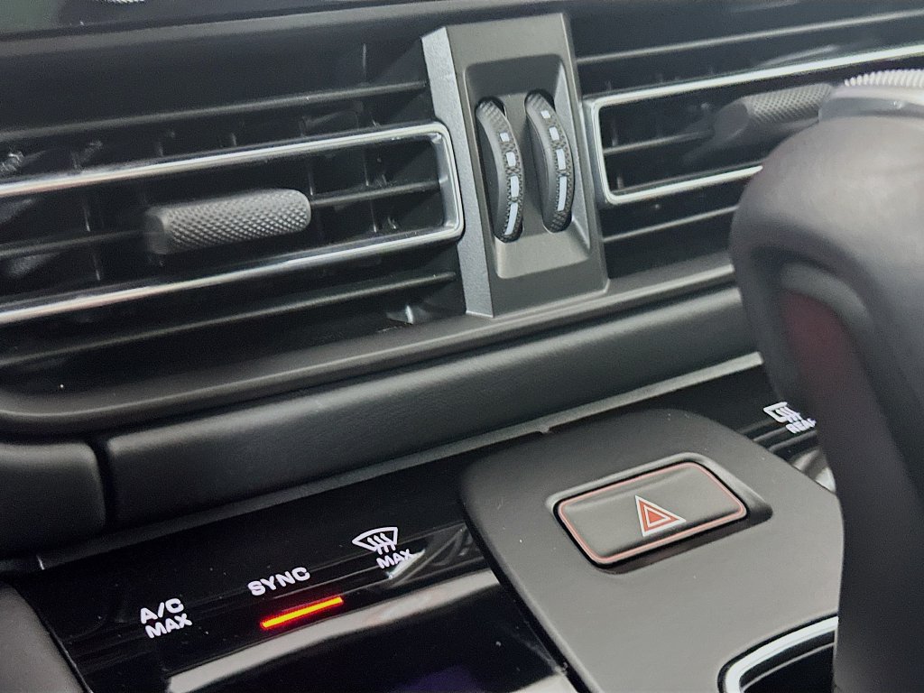 Certified 2025 Porsche Macan AWD/4WD image 18