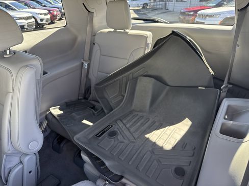 Used 2021 GMC Acadia SLT image 29