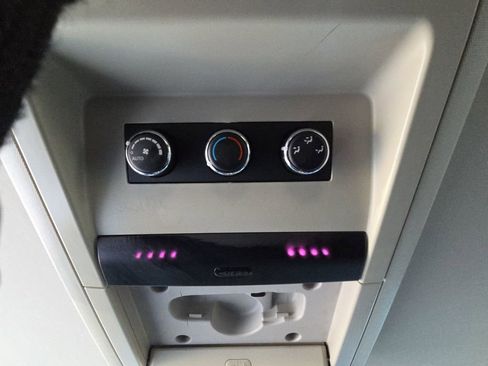 Used 2015 Chrysler Town & Country Limited Platinum image 18