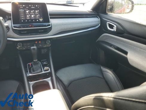 Used 2025 Jeep Compass Latitude AWD/4WD image 14