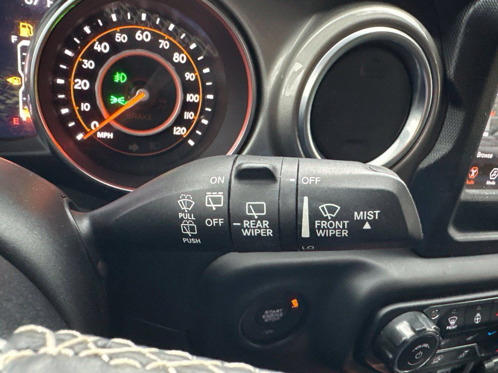 Used 2018 Jeep Wrangler Unlimited Sahara AWD/4WD image 31