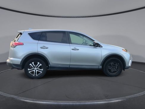 Used 2018 Toyota RAV4 LE FWD image 9