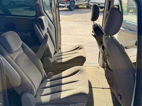 Used 2006 Chrysler Town & Country Touring image 13
