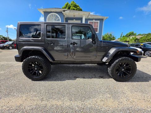 Used 2018 Jeep Wrangler Unlimited Sahara AWD/4WD image 6