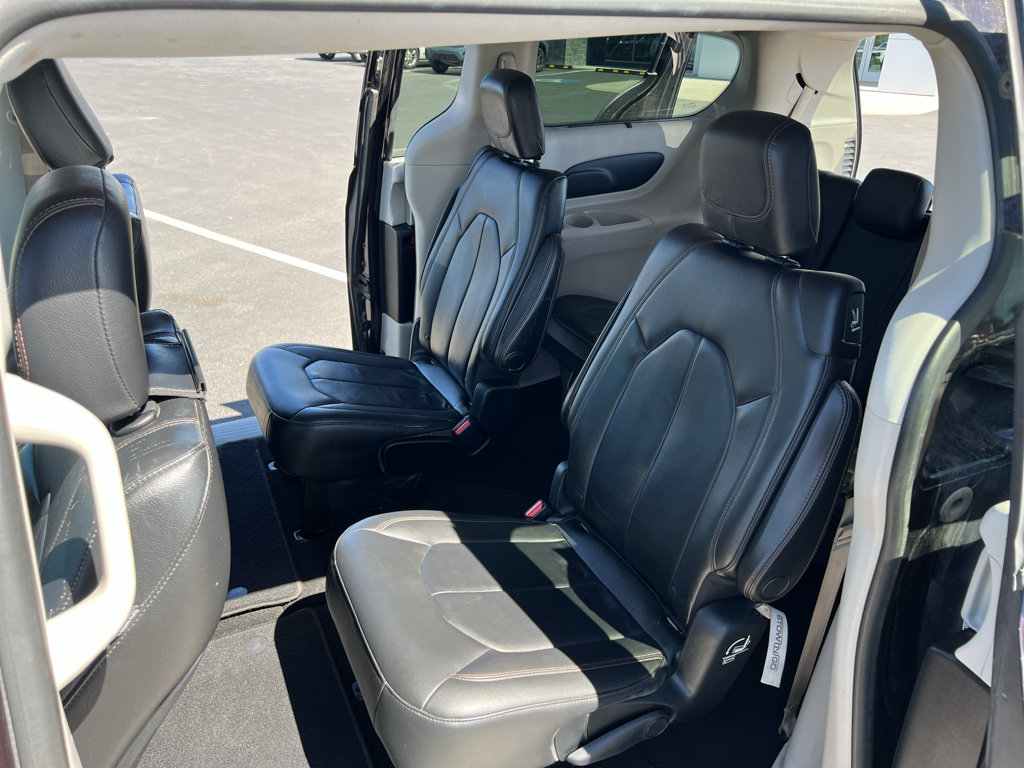 Used 2017 Chrysler Pacifica Touring-L FWD image 39