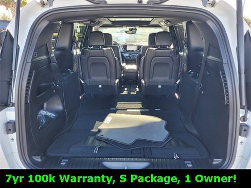 Used 2024 Chrysler Pacifica Limited w/ S Appearance Package image 15