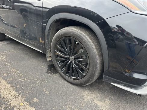 Used 2024 Toyota Highlander XSE image 3