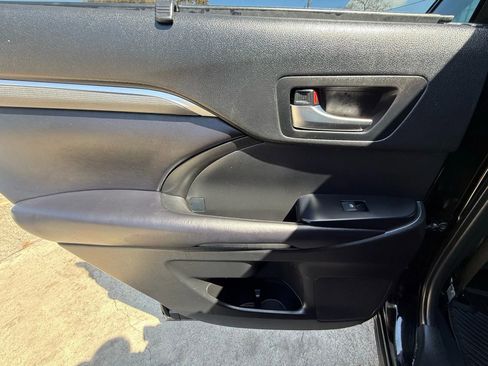 Used 2019 Toyota Highlander SE image 21
