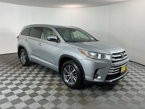 Used 2017 Toyota Highlander XLE AWD/4WD image 3