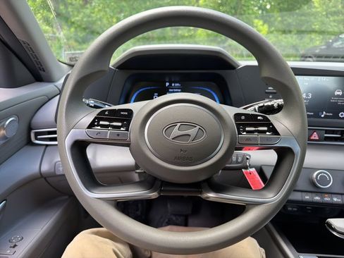 Certified 2024 Hyundai Elantra SE FWD image 18