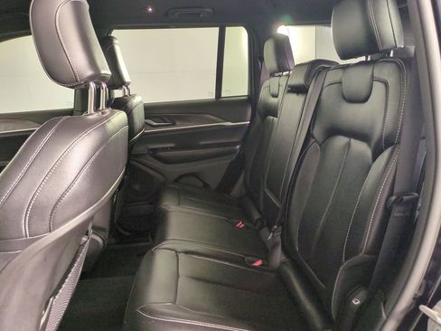 Used 2024 Jeep Grand Cherokee Limited w/ Black Appearance Package RWD image 16