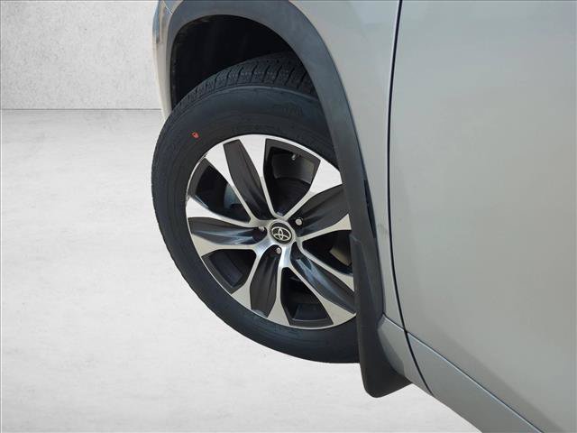 Used 2022 Toyota Highlander XLE AWD/4WD image 10