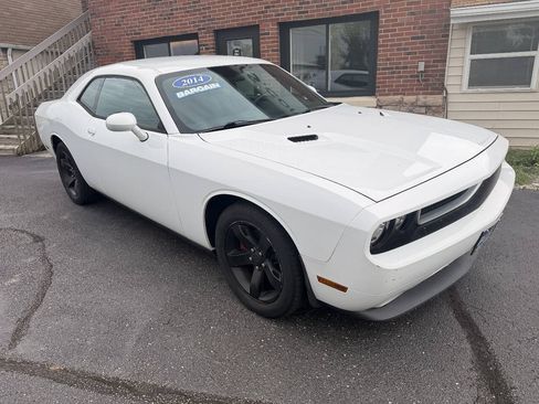 Used 2014 Dodge Challenger SXT RWD image 2