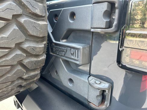 Used 2018 Jeep Wrangler Unlimited Sahara AWD/4WD image 41