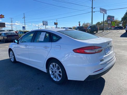 Used 2019 Ford Fusion SE image 3