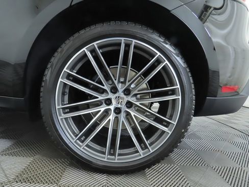 Used 2025 Porsche Macan AWD/4WD image 34