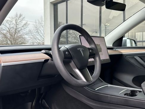 Used 2024 Tesla Model Y Long Range image 2