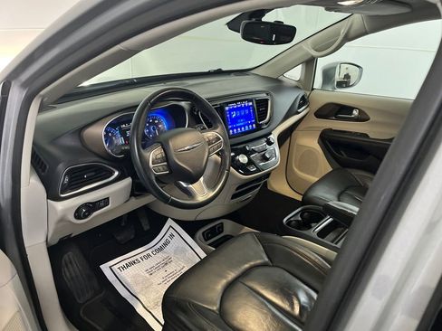 Used 2017 Chrysler Pacifica Touring-L image 27