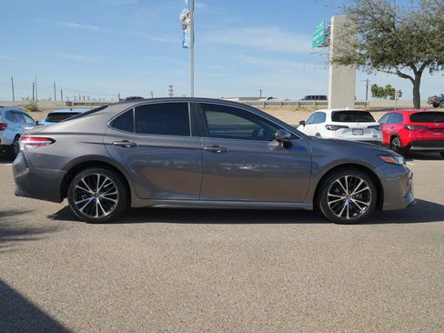Used 2020 Toyota Camry SE image 4