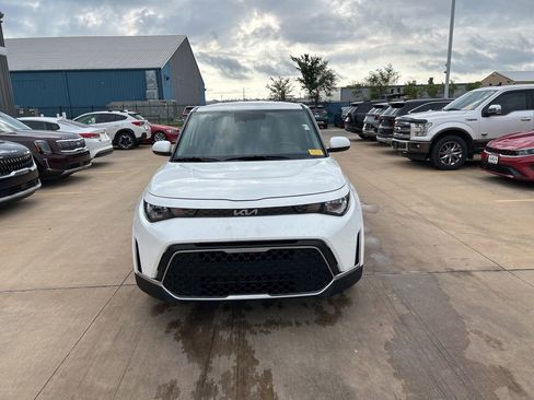 Used 2025 Kia Soul LX w/ LX Technology Package FWD image 5