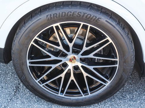 Used 2025 Porsche Cayenne image 8