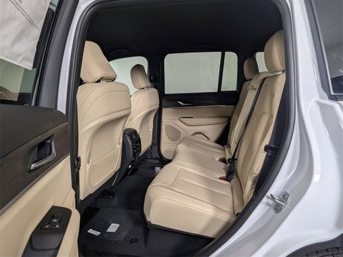 New 2025 Jeep Grand Cherokee Limited image 24