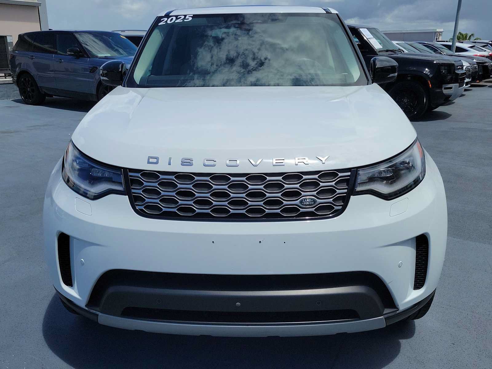 Used 2025 Land Rover Discovery S AWD/4WD image 9
