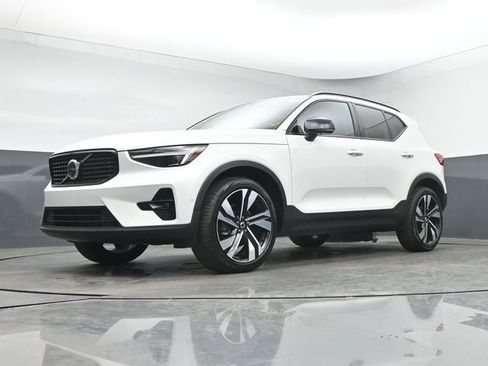 Used 2024 Volvo XC40 B5 Plus AWD/4WD image 39