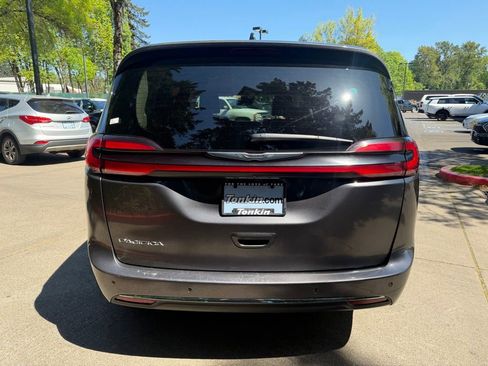 Used 2023 Chrysler Pacifica Touring-L FWD image 5