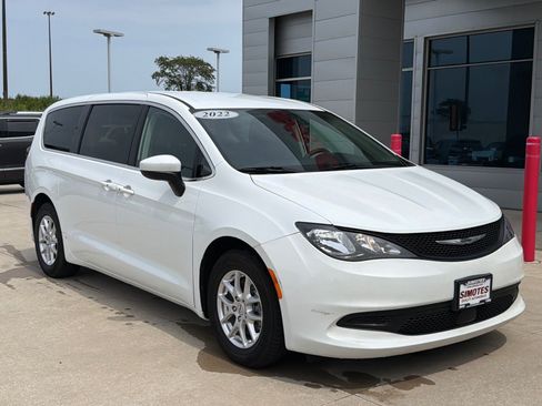 Used 2022 Chrysler Voyager LX FWD image 2