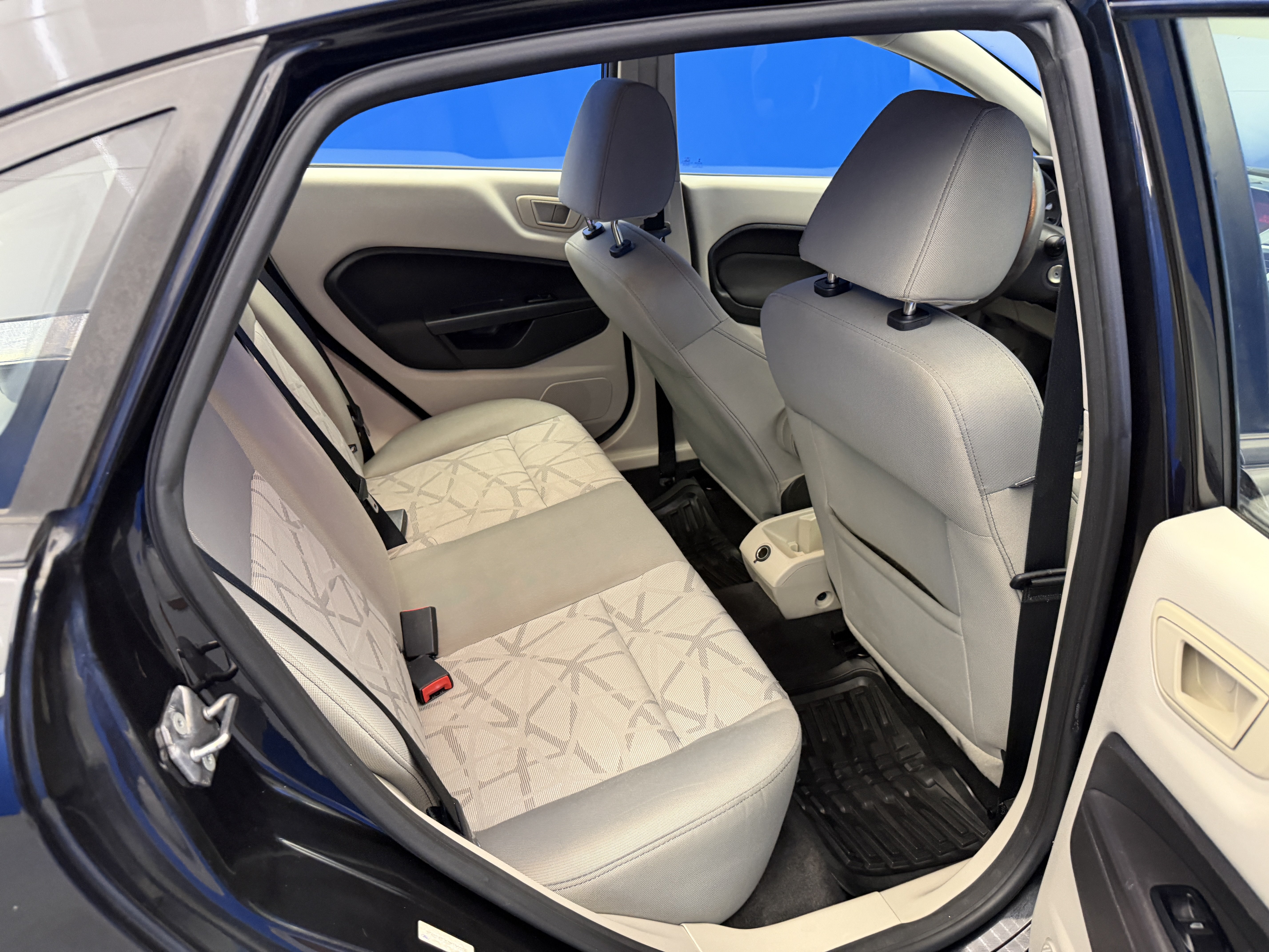 Used 2013 Ford Fiesta SE FWD image 22