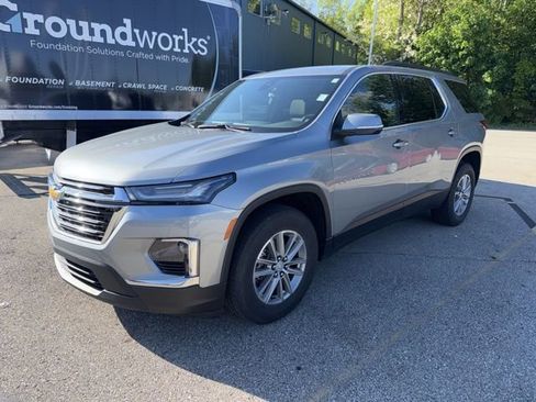 Used 2023 Chevrolet Traverse LT FWD image 2