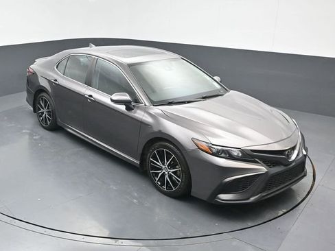 Used 2022 Toyota Camry SE image 9