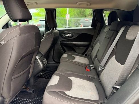 Used 2014 Jeep Cherokee Latitude w/ Cold Weather Group AWD/4WD image 19