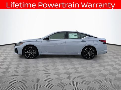 Used 2025 Nissan Altima 2.5 SR FWD image 8