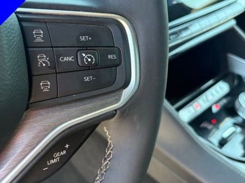Used 2025 Jeep Wagoneer L Series II w/ 8-pass Seating Package AWD/4WD image 15