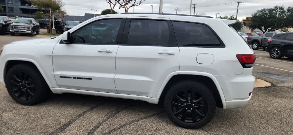 Used 2018 Jeep Grand Cherokee Altitude RWD image 3