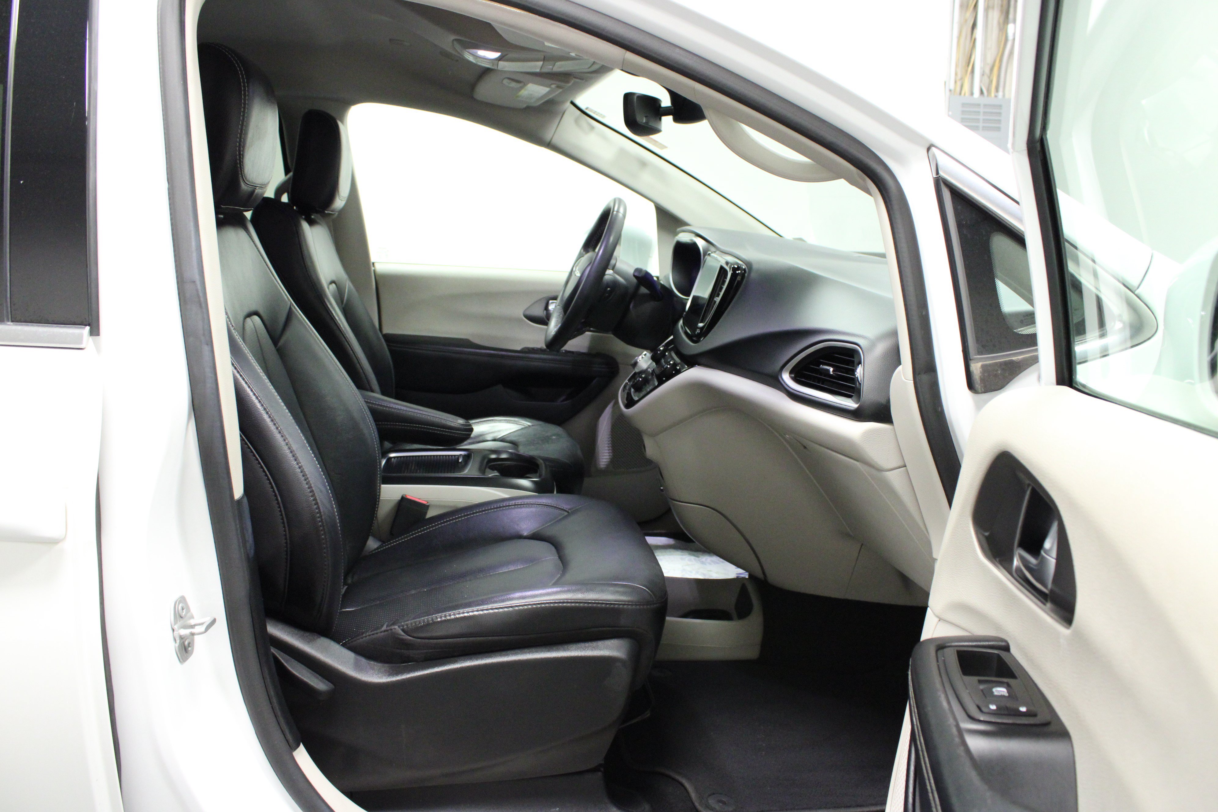 Used 2022 Chrysler Pacifica Touring-L FWD image 17